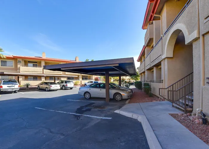Getaway W/ Balcony & Spa: 13 Mi To Old Town Phoenix