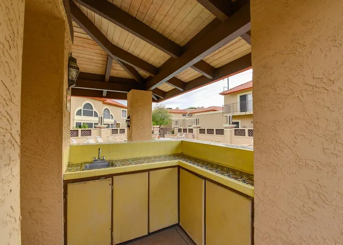 Getaway W/ Balcony & Spa: 13 Mi To Old Town *