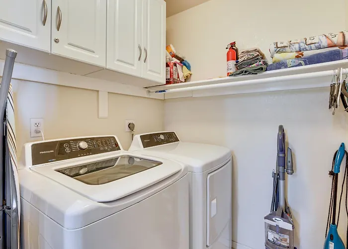 Holiday home Getaway W/ Balcony & Spa: 13 Mi To Old Town Phoenix