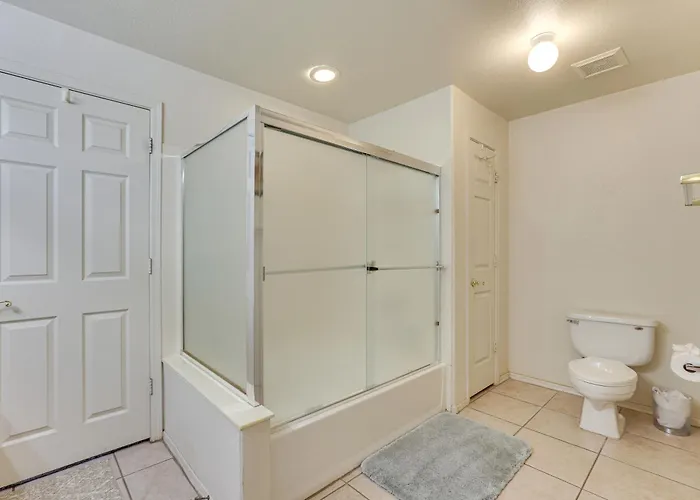 Getaway W/ Balcony & Spa: 13 Mi To Old Town Phoenix