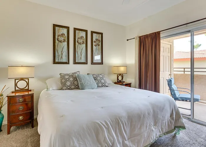 Getaway W/ Balcony & Spa: 13 Mi To Old Town