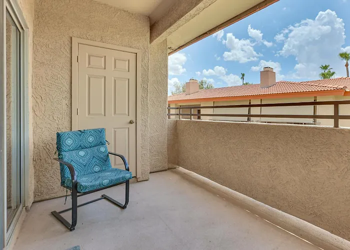 Holiday home Getaway W/ Balcony & Spa: 13 Mi To Old Town