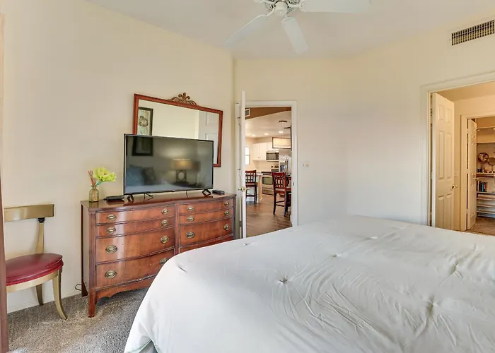 Getaway W/ Balcony & Spa: 13 Mi To Old Town Holiday home