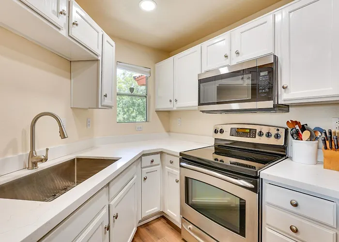 Getaway W/ Balcony & Spa: 13 Mi To Old Town