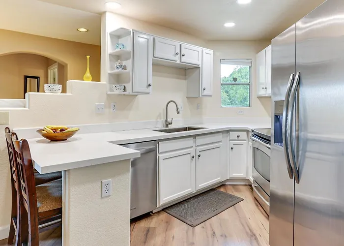 Getaway W/ Balcony & Spa: 13 Mi To Old Town Holiday home