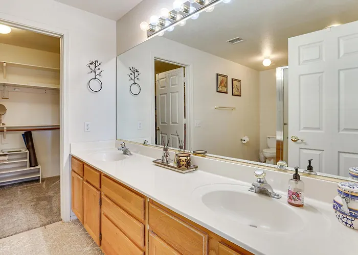 Holiday home Getaway W/ Balcony & Spa: 13 Mi To Old Town