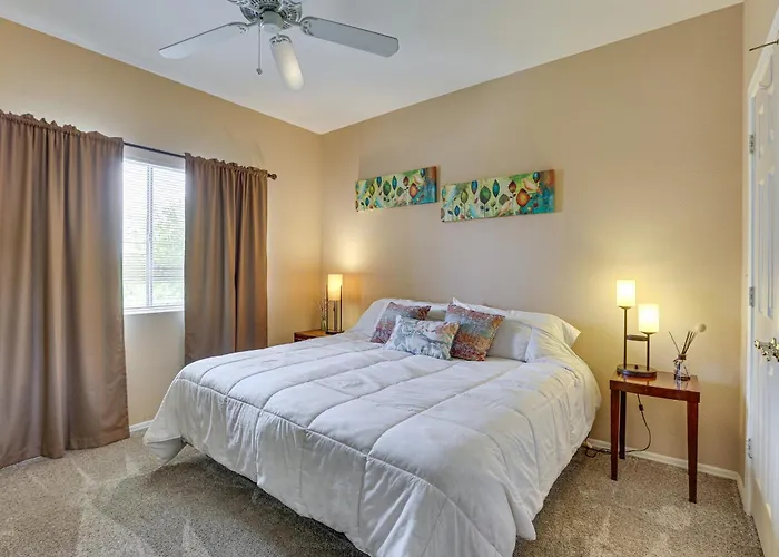Getaway W/ Balcony & Spa: 13 Mi To Old Town *