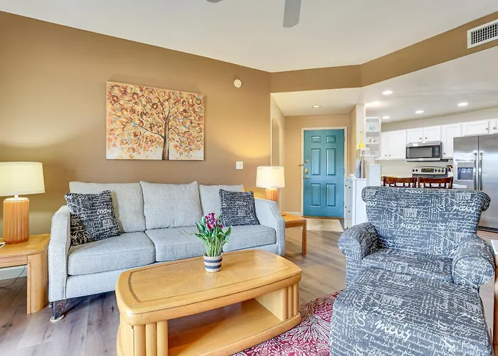 Getaway W/ Balcony & Spa: 13 Mi To Old Town Phoenix