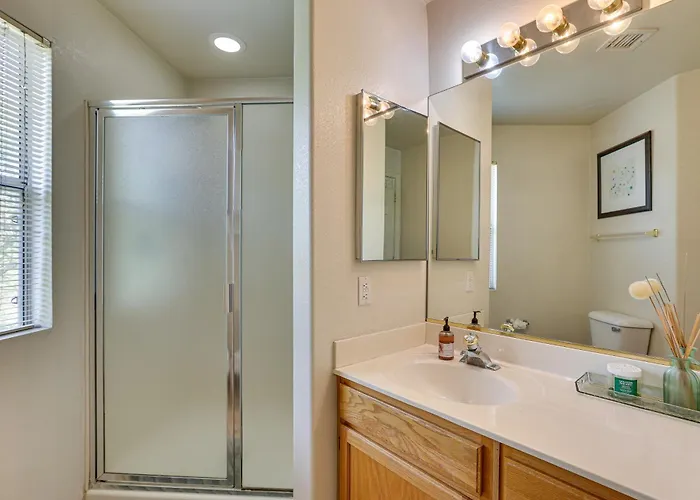 Getaway W/ Balcony & Spa: 13 Mi To Old Town