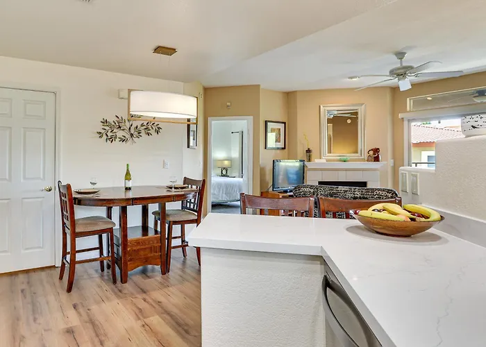 Getaway W/ Balcony & Spa: 13 Mi To Old Town Holiday home