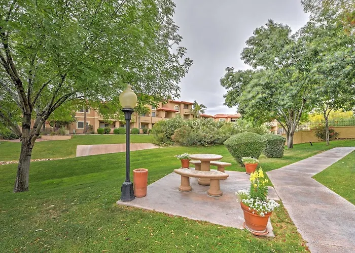 Getaway W/ Balcony & Spa: 13 Mi To Old Town *